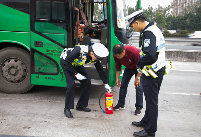 红色小分队在行动 ——广东红色文艺轻骑兵走进广州市交警支队