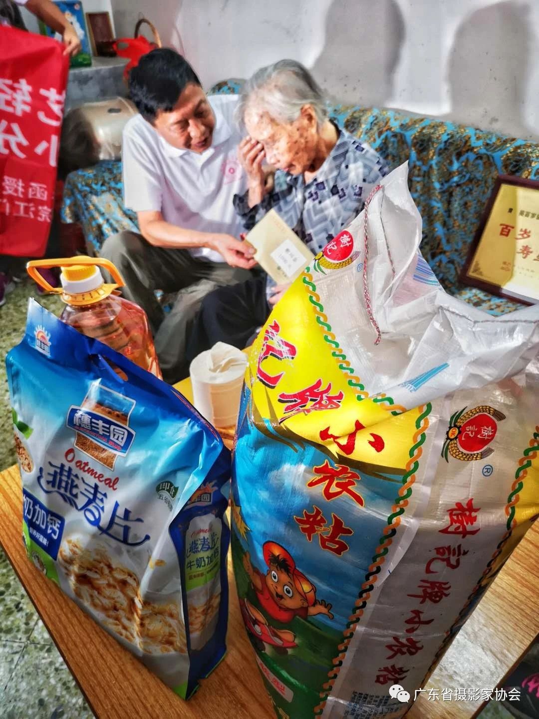 “红色文艺轻骑兵摄影小分队”迎七一 送温暖活动